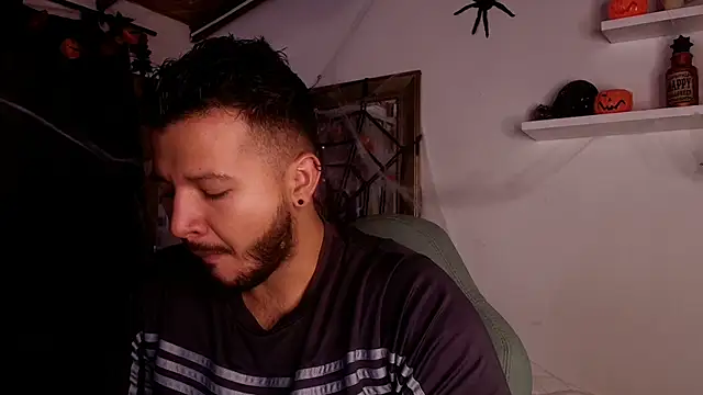 Snapshot of mister_miike chatting on 10.20.25 mister miike online show from 10.20.25