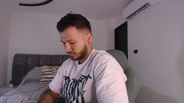 Snapshot of mister_miike chatting on 11.06.25 mister miike online show from 11.06.25