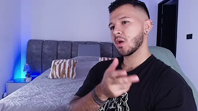 Snapshot of mister_miike chatting on 11.11.25 mister miike online show from 11.11.25