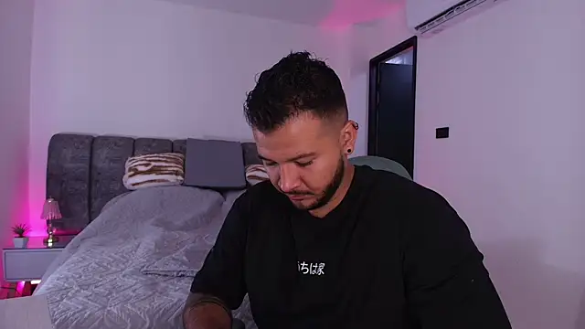 Snapshot of mister_miike chatting on 11.21.25 mister miike online show from 11.21.25