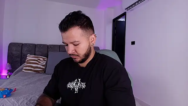 Snapshot of mister_miike chatting on 11.25.25 mister miike online show from 11.25.25