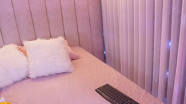 Snapshot of emyli_sw_ chatting on 11.12.25 emyli sw online show from 11.12.25