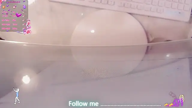 Snapshot of AnnieGOld_ chatting on 07.25.26 AnnieGOld online show from 07.25.26