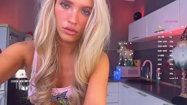 Snapshot of mikkixmeow chatting on 12.27.24 mikkixmeow online show from 12.27.24