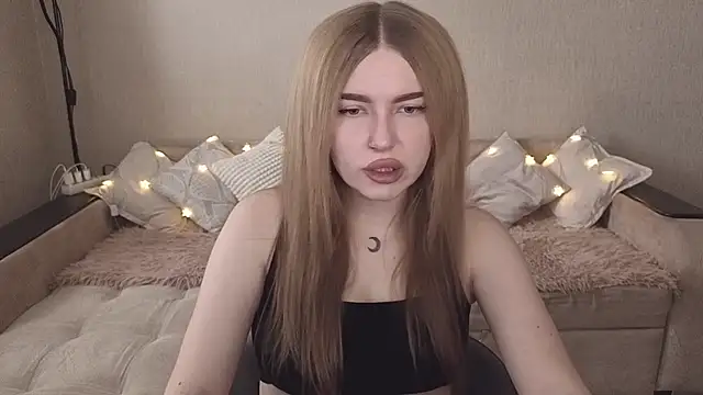 Snapshot of ViolettaLopez chatting on 10.24.25 ViolettaLopez online show from 10.24.25