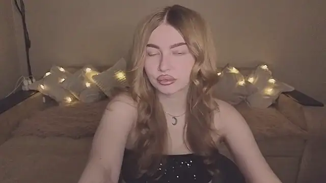 Snapshot of ViolettaLopez chatting on 11.19.25 ViolettaLopez online show from 11.19.25