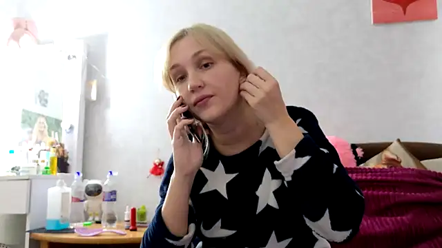 Snapshot of ModelEva chatting on 10.17.25 ModelEva online show from 10.17.25