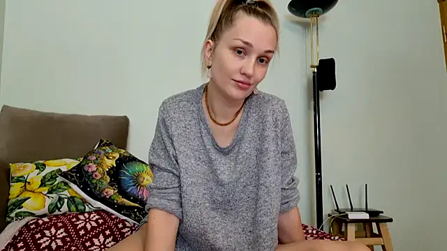 Snapshot of ModelEva chatting on 11.29.25 ModelEva online show from 11.29.25