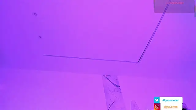 Snapshot of alysson_18 chatting on 05.27.26 alysson 18 online show from 05.27.26