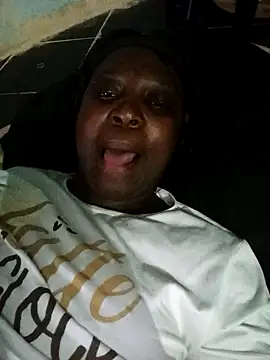 Snapshot of Cinderellablack chatting on 12.05.25 Cinderellablack online show from 12.05.25