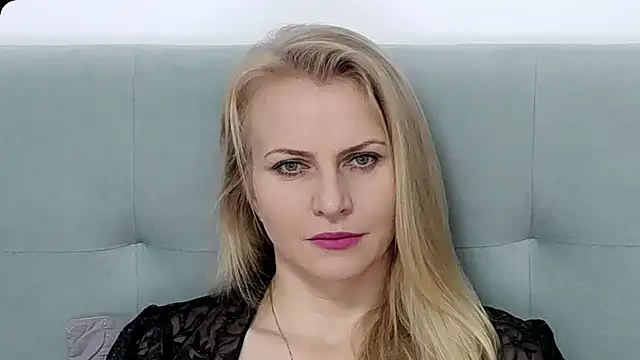 Snapshot of K__Adrienne chatting on 11.21.25 K Adrienne online show from 11.21.25