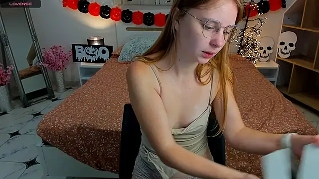 Snapshot of CharmedDoll chatting on 10.18.25 CharmedDoll online show from 10.18.25