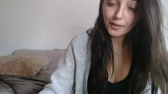 Snapshot of Katze22 chatting on 12.15.24 Katze22 online show from 12.15.24