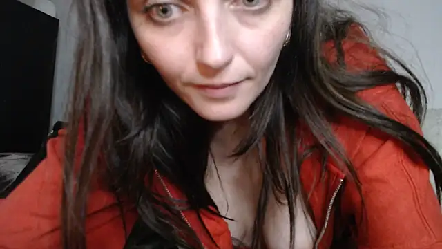 Snapshot of Katze22 chatting on 12.21.24 Katze22 online show from 12.21.24