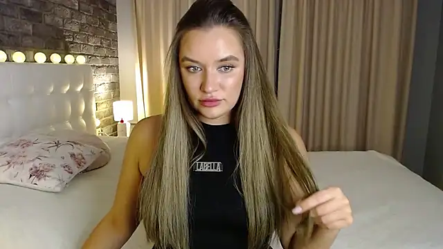 Snapshot of starrydoll chatting on 10.23.25 starrydoll online show from 10.23.25