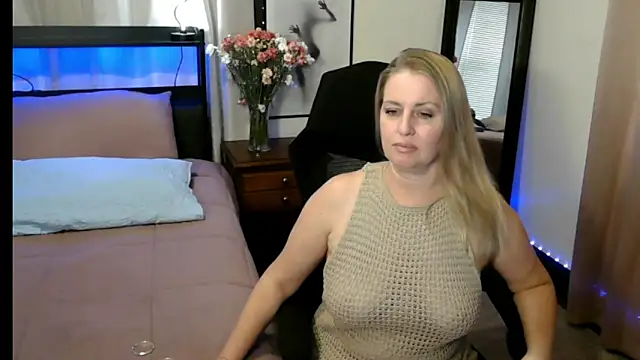 Snapshot of HollieBim chatting on 09.11.25 HollieBim online show from 09.11.25