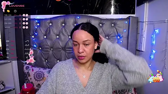 Snapshot of LAILAGUMMY chatting on 12.19.24 LAILAGUMMY online show from 12.19.24