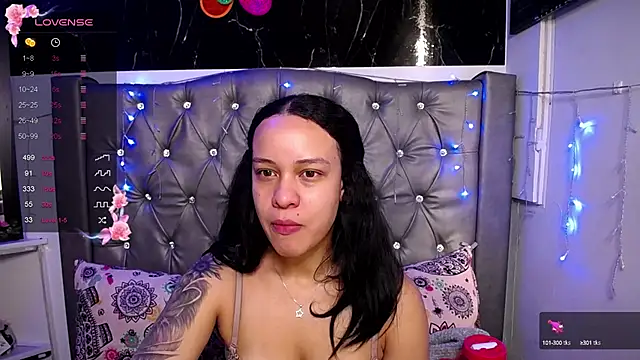 Snapshot of LAILAGUMMY chatting on 12.21.24 LAILAGUMMY online show from 12.21.24