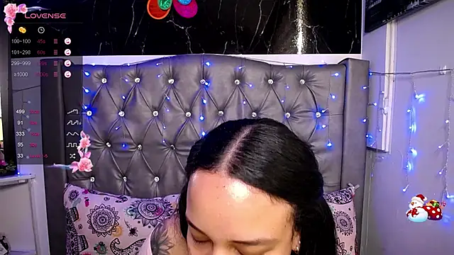 Snapshot of LAILAGUMMY chatting on 12.27.24 LAILAGUMMY online show from 12.27.24