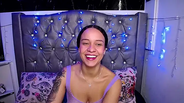 Snapshot of LAILAGUMMY chatting on 02.11.25 LAILAGUMMY online show from 02.11.25