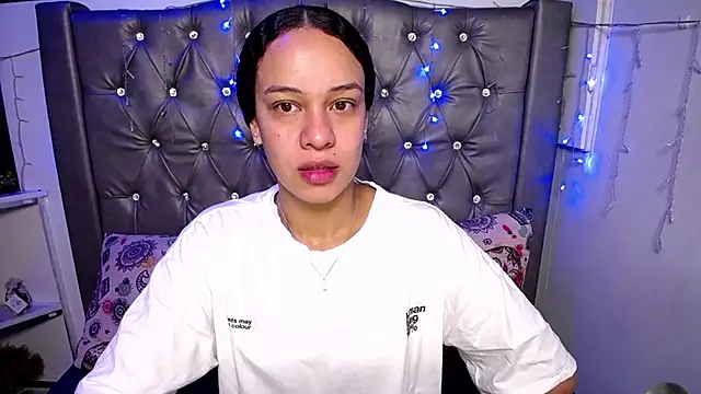 Snapshot of LAILAGUMMY chatting on 02.12.25 LAILAGUMMY online show from 02.12.25