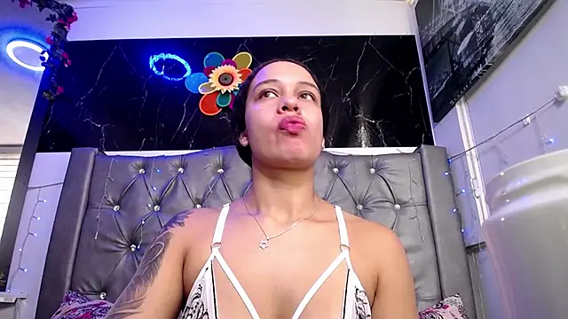 Snapshot of LAILAGUMMY chatting on 02.28.25 LAILAGUMMY online show from 02.28.25