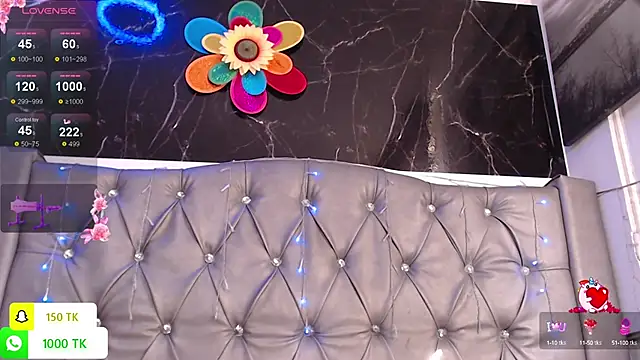 Snapshot of LAILAGUMMY chatting on 10.15.25 LAILAGUMMY online show from 10.15.25