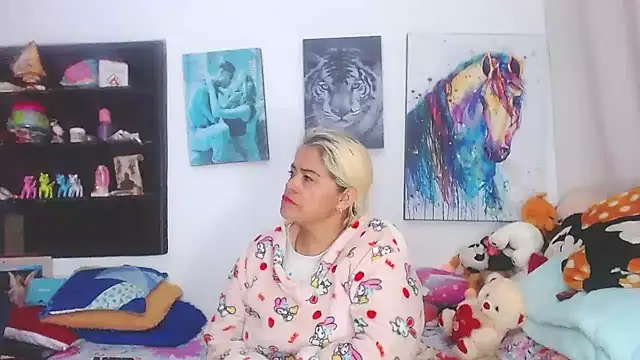 Snapshot of estrellita_fugaz16x chatting on 02.26.25 estrellita fugaz16x online show from 02.26.25