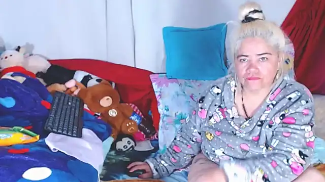 Snapshot of estrellita_fugaz16x chatting on 11.25.25 estrellita fugaz16x online show from 11.25.25