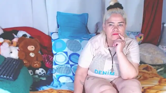 Snapshot of estrellita_fugaz16x chatting on 11.28.25 estrellita fugaz16x online show from 11.28.25