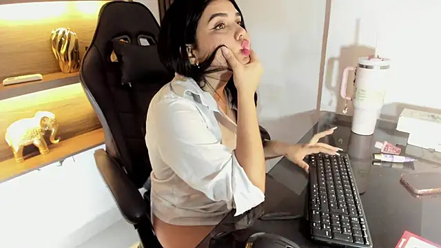 Snapshot of Maddysex_ chatting on 03.10.25 Maddysex online show from 03.10.25