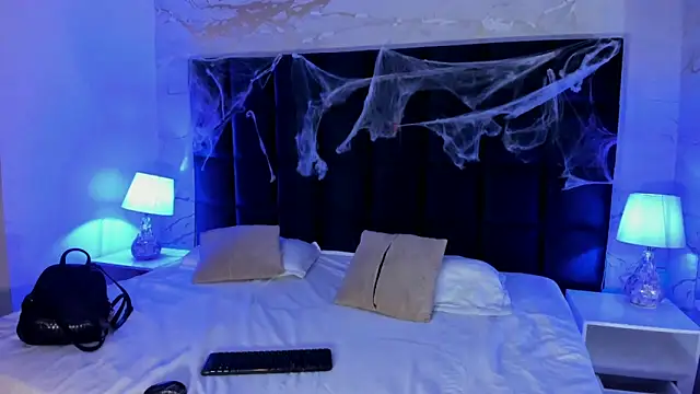 Snapshot of Maddysex_ chatting on 10.18.25 Maddysex online show from 10.18.25