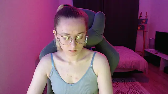 Snapshot of AnabelFrel chatting on 12.04.25 AnabelFrel online show from 12.04.25