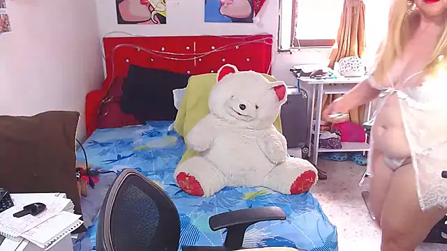 Snapshot of lucy_belle_bm chatting on 02.03.25 lucy belle bm online show from 02.03.25