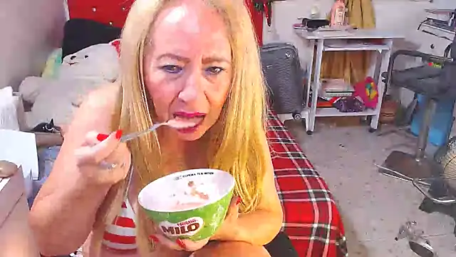 Snapshot of lucy_belle_bm chatting on 03.09.25 lucy belle bm online show from 03.09.25