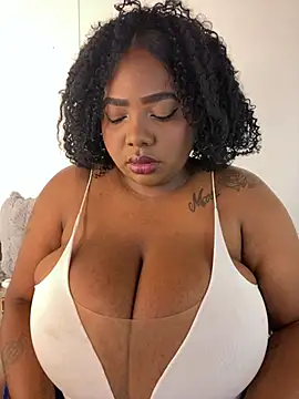 Snapshot of angelGgold chatting on 07.18.26 angelGgold online show from 07.18.26