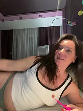 Snapshot of HotMilfMargo chatting on 11.25.25 HotMilfMargo online show from 11.25.25