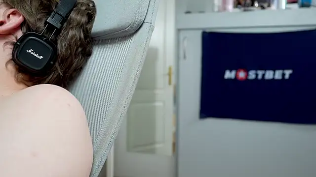 foxeslovefoxes online show from 01.07.25