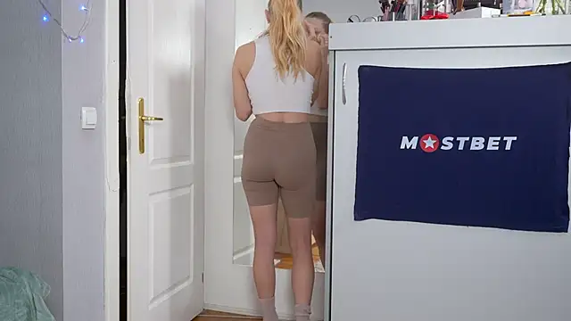 foxeslovefoxes online show from 01.26.25