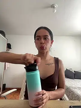 Snapshot of xlovelygirlx chatting on 01.12.25 xlovelygirlx online show from 01.12.25