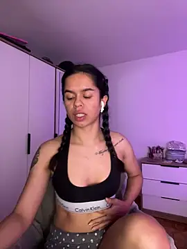 Snapshot of xlovelygirlx chatting on 03.01.25 xlovelygirlx online show from 03.01.25