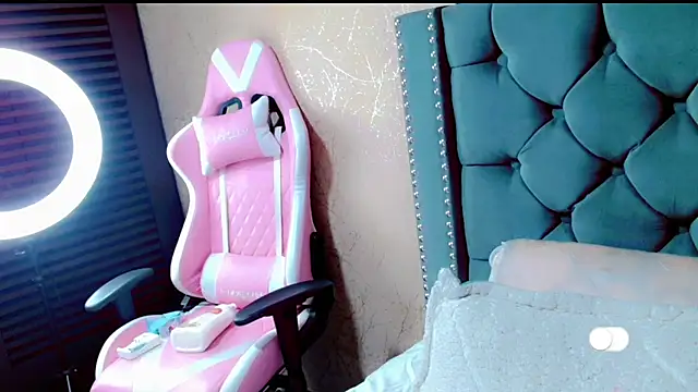 Snapshot of Imannejulienne chatting on 01.08.25 Imannejulienne online show from 01.08.25