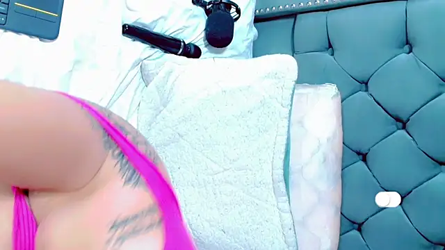 Snapshot of Imannejulienne chatting on 01.24.25 Imannejulienne online show from 01.24.25