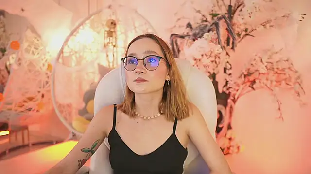 Snapshot of DalahiaRush chatting on 10.01.25 DalahiaRush online show from 10.01.25