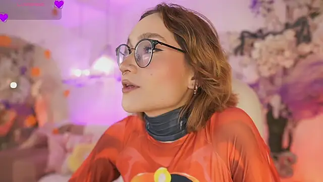 Snapshot of DalahiaRush chatting on 10.28.25 DalahiaRush online show from 10.28.25