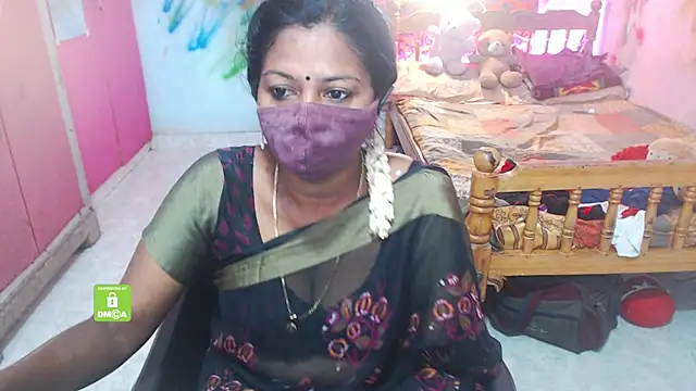 Snapshot of Novapol chatting on 11.21.25 Novapol online show from 11.21.25