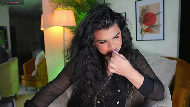 Snapshot of artechloe chatting on 02.28.25 artechloe online show from 02.28.25