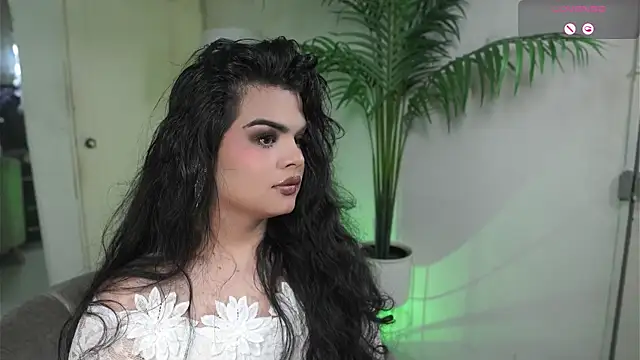 Snapshot of artechloe chatting on 10.08.25 artechloe online show from 10.08.25