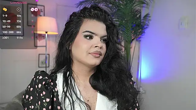 Snapshot of artechloe chatting on 11.14.25 artechloe online show from 11.14.25