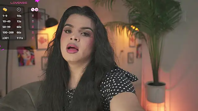 Snapshot of artechloe chatting on 11.19.25 artechloe online show from 11.19.25